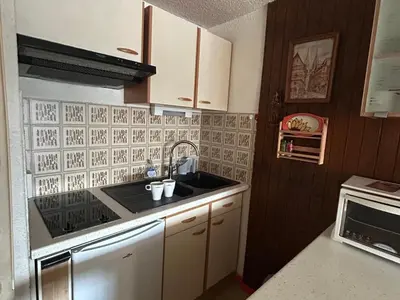 Cuisine ou kitchenette dans l'établissement Studio cabine 4 pers, centre station, WIFI - FR-1-814-23