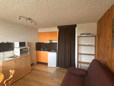 Cuisine ou kitchenette dans l'établissement Studio au pied des pistes avec balcon et parking gratuit - FR-1-814-16