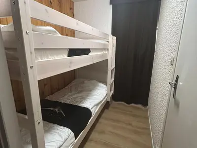 Un ou plusieurs lits dans un hébergement de l'établissement Studio au pied des pistes avec balcon et parking gratuit - FR-1-814-16