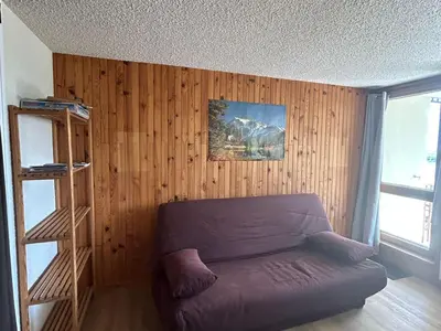 Coin salon dans l'établissement Studio au pied des pistes avec balcon et parking gratuit - FR-1-814-16