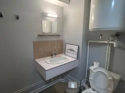 Salle de bains dans l'établissement Studio au pied des pistes avec balcon et parking gratuit - FR-1-814-16