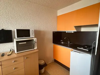 Cuisine ou kitchenette dans l'établissement Studio au pied des pistes avec balcon et parking gratuit - FR-1-814-16