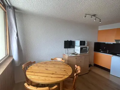 Cuisine ou kitchenette dans l'établissement Studio au pied des pistes avec balcon et parking gratuit - FR-1-814-16