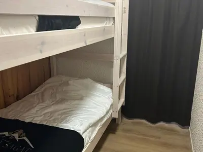 Un ou plusieurs lits dans un hébergement de l'établissement Studio au pied des pistes avec balcon et parking gratuit - FR-1-814-16