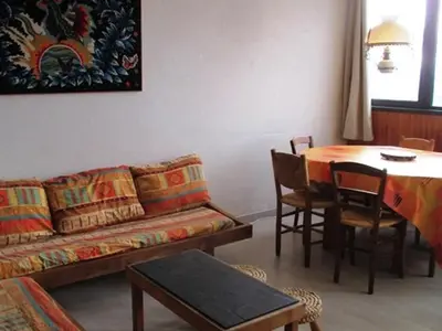 Coin salon dans l'établissement Appartement coeur de station avec parking privé à Super Besse - FR-1-814-47