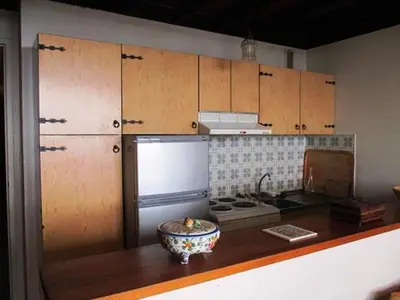 Cuisine ou kitchenette dans l'établissement Appartement coeur de station avec parking privé à Super Besse - FR-1-814-47