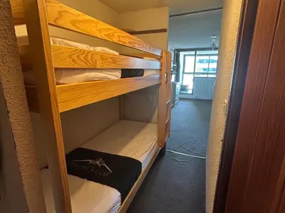 Un ou plusieurs lits dans un hébergement de l'établissement Studio Moderne 4 Pers avec WIFI, Terrasse et Parking Proche des Pistes - FR-1-814-33