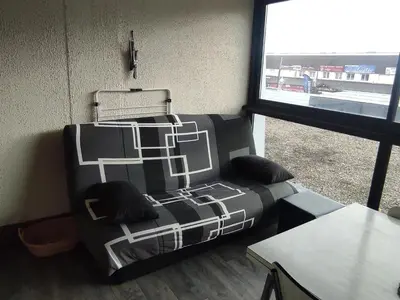 Coin salon dans l'établissement Studio Moderne 4 Pers avec WIFI, Terrasse et Parking Proche des Pistes - FR-1-814-33