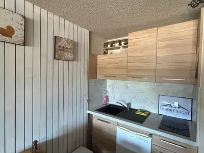 Cuisine ou kitchenette dans l'établissement Studio Moderne 4 Pers avec WIFI, Terrasse et Parking Proche des Pistes - FR-1-814-33