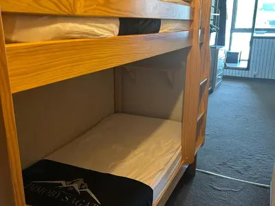 Un ou plusieurs lits superposés dans un hébergement de l'établissement Studio Moderne 4 Pers avec WIFI, Terrasse et Parking Proche des Pistes - FR-1-814-33