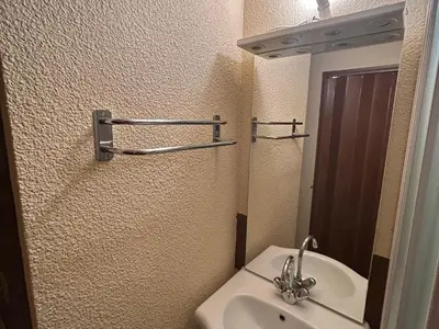 Salle de bains dans l'établissement Studio Moderne 4 Pers avec WIFI, Terrasse et Parking Proche des Pistes - FR-1-814-33