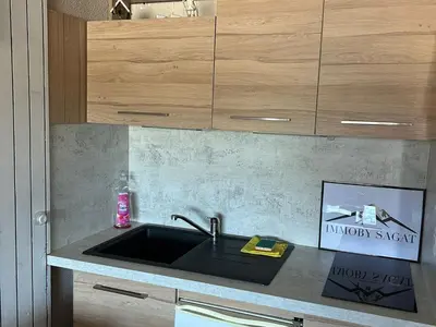 Cuisine ou kitchenette dans l'établissement Studio Moderne 4 Pers avec WIFI, Terrasse et Parking Proche des Pistes - FR-1-814-33