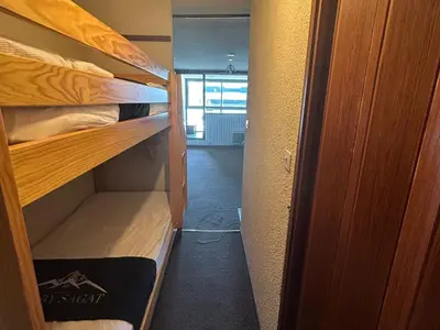 Un ou plusieurs lits superposés dans un hébergement de l'établissement Studio Moderne 4 Pers avec WIFI, Terrasse et Parking Proche des Pistes - FR-1-814-33