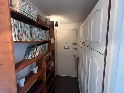 Bibliothèque dans l'appartement
