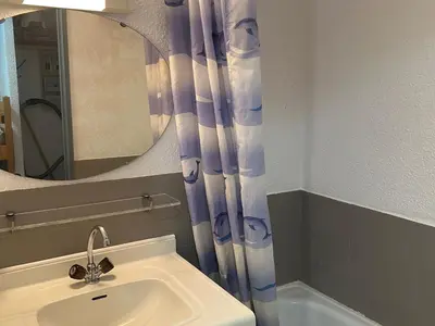 Salle de bains dans l'établissement Studio Idéalement situé au centre de la station - FR-1-814-32