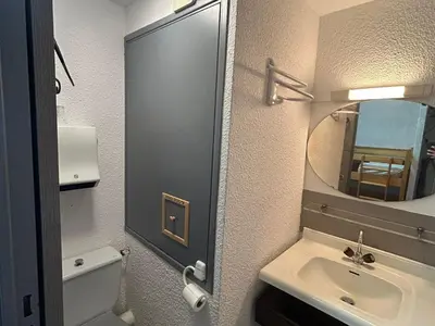Salle de bains dans l'établissement Studio Idéalement situé au centre de la station - FR-1-814-32