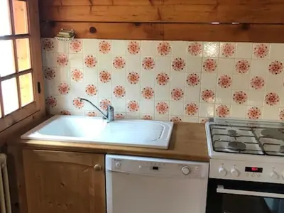 Cuisine ou kitchenette dans l'établissement Chalet atypique près des pistes, 9 pers., sculptures uniques - FR-1-814-49