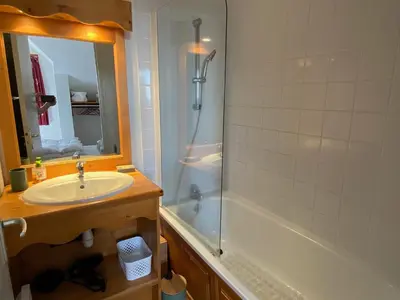 Salle de bains dans l'établissement Duplex familial spacieux en pleine nature - FR-1-814-60