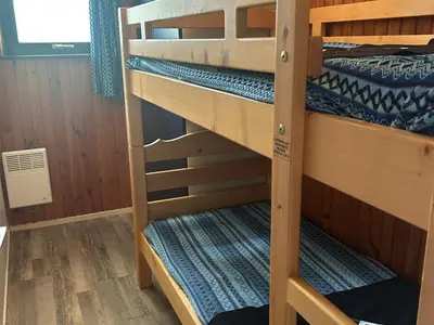 Un ou plusieurs lits superposés dans un hébergement de l'établissement Appartement 2 pièces vue montagne, proche pistes et lac - FR-1-814-64