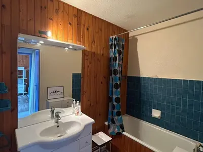 Salle de bains dans l'établissement Appartement 2 pièces vue montagne, proche pistes et lac - FR-1-814-64