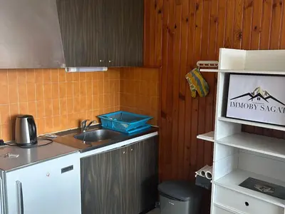 Cuisine ou kitchenette dans l'établissement Appartement 2 pièces vue montagne, proche pistes et lac - FR-1-814-64