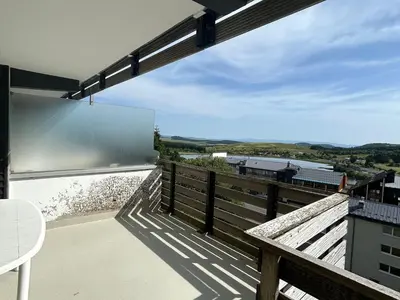 Balcon ou terrasse dans l'établissement Appartement 2 pièces vue montagne, proche pistes et lac - FR-1-814-64