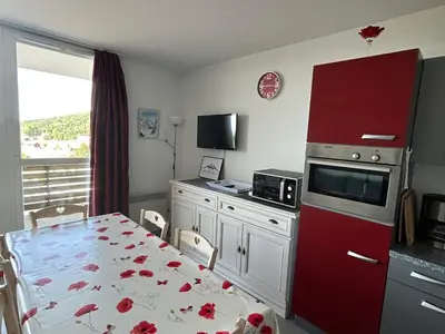 Cuisine ou kitchenette dans l'établissement Superbe T2 Cabine avec Terrasse et Parking à Super Besse - FR-1-814-66