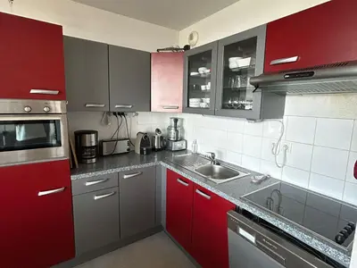 Cuisine ou kitchenette dans l'établissement Superbe T2 Cabine avec Terrasse et Parking à Super Besse - FR-1-814-66