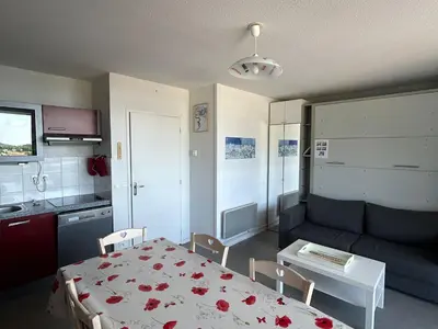 Cuisine ou kitchenette dans l'établissement Superbe T2 Cabine avec Terrasse et Parking à Super Besse - FR-1-814-66