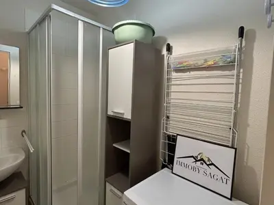 Salle de bains dans l'établissement Superbe T2 Cabine avec Terrasse et Parking à Super Besse - FR-1-814-66