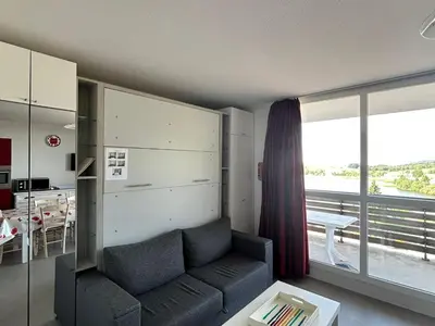 Coin salon dans l'établissement Superbe T2 Cabine avec Terrasse et Parking à Super Besse - FR-1-814-66