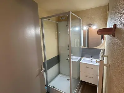 Salle de bains dans l'établissement Appartement cosy au centre, accès aux pistes, balcon sud, WIFI, parking à proximité - FR-1-814-70