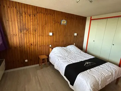 Un ou plusieurs lits dans un hébergement de l'établissement Appartement cosy au centre, accès aux pistes, balcon sud, WIFI, parking à proximité - FR-1-814-70