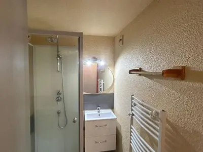 Salle de bains dans l'établissement Appartement cosy au centre, accès aux pistes, balcon sud, WIFI, parking à proximité - FR-1-814-70