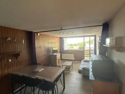 Coin salon dans l'établissement Appartement cosy au centre, accès aux pistes, balcon sud, WIFI, parking à proximité - FR-1-814-70