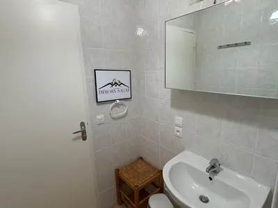 Salle de bains dans l'établissement Appart 6 pers avec Parking privé, près du Lac et ski - FR-1-814-71