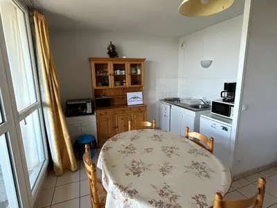 Cuisine ou kitchenette dans l'établissement Appart 6 pers avec Parking privé, près du Lac et ski - FR-1-814-71