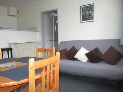Coin salon dans l'établissement Appartement 4 pers près centre et pistes, navette, parking, lave-vaisselle - FR-1-814-74