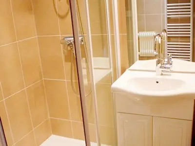 Salle de bains dans l'établissement Appartement 4 pers près centre et pistes, navette, parking, lave-vaisselle - FR-1-814-74
