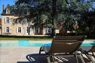 Piscine de l'établissement Le Manoir d'Isly ou située à proximité