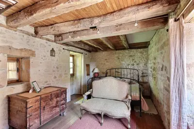 Un ou plusieurs lits dans un hébergement de l'établissement Gîte de charme 4 étoiles avec piscine privée