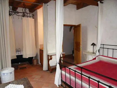 Un ou plusieurs lits dans un hébergement de l'établissement Gîte de charme 4 étoiles avec piscine privée