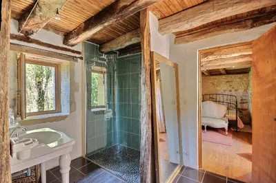 Salle de bains dans l'établissement Gîte de charme 4 étoiles avec piscine privée