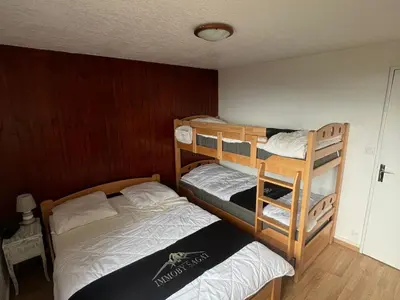 Un ou plusieurs lits dans un hébergement de l'établissement Appartement au pied des pistes avec garage privé - FR-1-814-13
