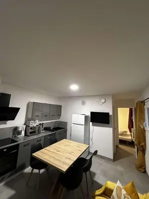 Cuisine ou kitchenette dans l'établissement appt 4 personnes tout confort 2