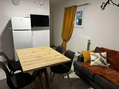 Cuisine ou kitchenette dans l'établissement appt 4 personnes tout confort 2
