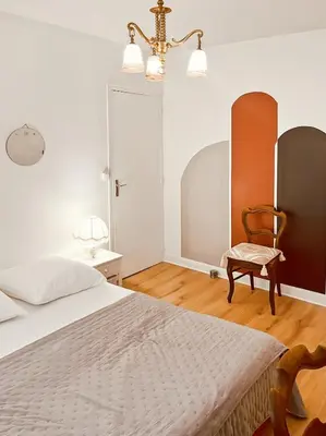 Un ou plusieurs lits dans un hébergement de l'établissement Maison au coeur de MARCOLES, 2ch, 4pers, jardin