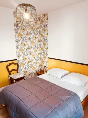 Un ou plusieurs lits dans un hébergement de l'établissement Maison au coeur de MARCOLES, 2ch, 4pers, jardin