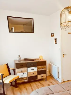 Coin salon dans l'établissement Maison au coeur de MARCOLES, 2ch, 4pers, jardin