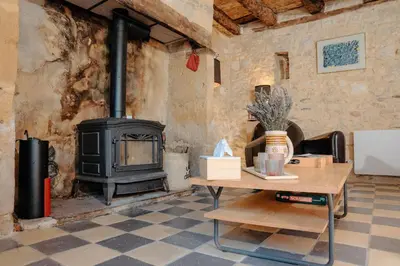 Coin salon dans l'établissement Coeur de village, maison pour 8 avec piscine